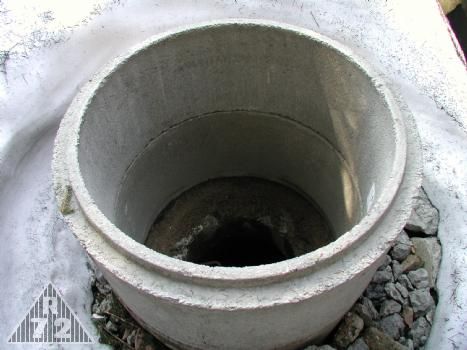 Zbytek revizní šachty po osazení dvou moderních skruží.