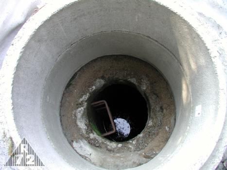 Zbytek revizní šachty po osazení dvou moderních skruží.