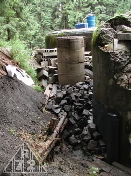 Betonové skruže provizorně uzavřené revizní šachty.