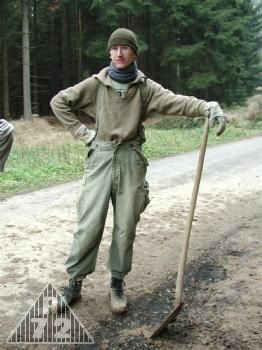 Vysílený dělník po odstranění definitivně poslední lopaty z bahenní sopky.