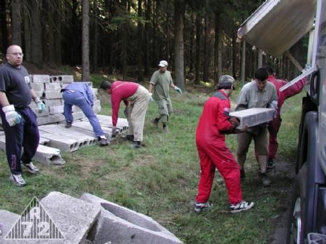 Vyskládat materiál, určený do záhozu, byl první úkol. Jeste, ze nás bylo na bukru tolik.