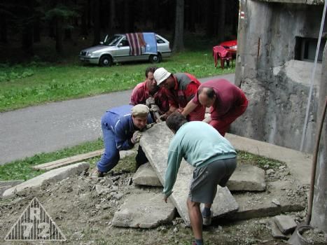 Vše se překvapivě dělalo ručně, takže všech 64 cca 350ti kilových "panýlků" pěkně v teplých vynosit na zához...