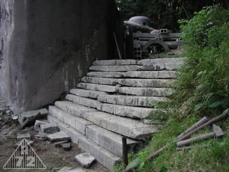 a zához rostl...  tady už to bylo lepší, ale o pět řad níž nás přepadla naprostá beznaděj. Sháněli jsme různé vehementy a kočky a hupcuky a kdoví co ještě, ale nesehnali jsme nic. Tak nezbylo holt než metodou Pavla Pavla rozhýbat naše panely Moai a dostat je tam, kam bylo třeba.