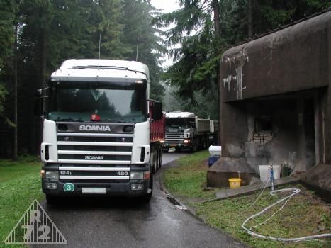 Kolona vozidel vezoucí další materiál do záhozu. Většině členů, kteří byli u příjezdu, zatrnulu.