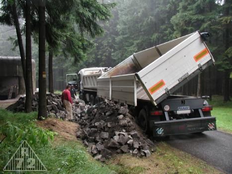 Vyložení vlečky. Za povšimnutí stojí údaj na bočnici korby 17t.