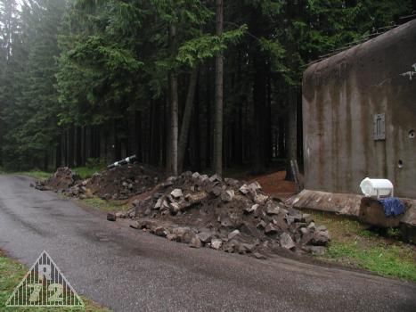 A máme to u bunkru. Původně to měly být kameny, ale většinu nateriálu tvořila hlína. Odhadem něco mezi 42 a 45t.