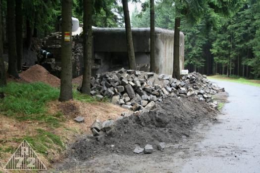 A máme to na bunkru. Původně to měly být kameny, ale většinu nateriálu tvořila hlína. Odhadem něco mezi 42 a 45t.