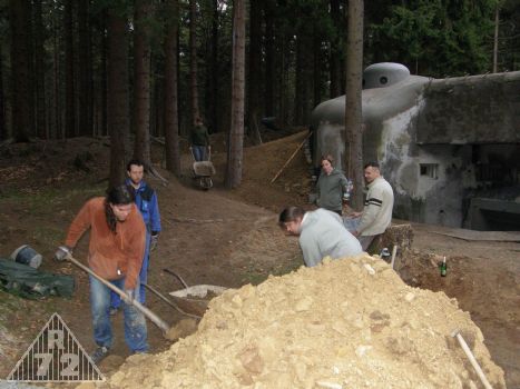 ... a hromada se zmenšuje. Upřímně, nenašlo by se nás mnoho, kdo by ten den ráno, po shlédnutí těch dvou hald věřil, že je do večera zvládneme.