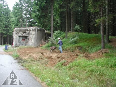 V červenci proběhly dost rozsáhlé terénní úpravy v okolí objektu.