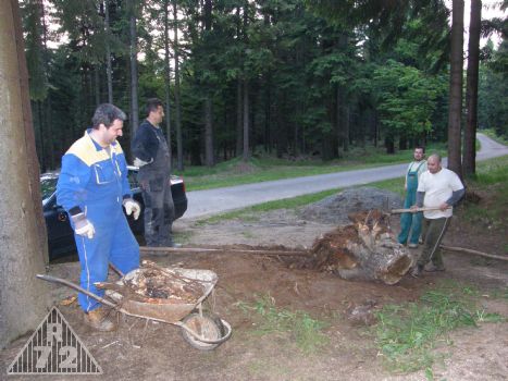 Letos se podařilo odstranit i pařez po stromu, který byl loni pokácen u objektu. Hodně nám asi pomohlo, že strom původně vyvrátila buď vichřice, nebo led, takže jsme se dostali ke kořenům. Ale byl to boj. Loni jsme započali, ale nedokončili a letos po odvezení hromad se Ota chopil krumpáče a polomrtvá posádka nevydržela a započala se též snažit. Po pár desítkách minut práce bylo hotovo. Skvělé!