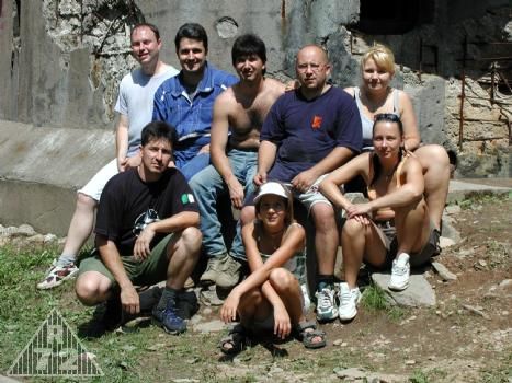 Na objektu jsou s námi občas i krásné ženy!!! To jen aby si někdo nemyslel, že jsme banda ...ů. :)
<br>Zadní řada zprava: Michal, Mefi, Tomasič, Honza, Káča.
Klečící či sedící též zleva: Brďa, Šárka a Irena. Pevnostní pes Barča jest uvázán f chládku neb objekt jest v lese a tak není radno tuto divou zvěř ponechávat bez vodítka.