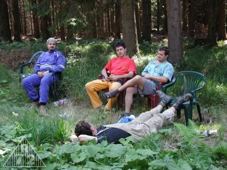 Při práci brusičů se nedalo na uvnitř a ani venku nic jiného dělat. Ten prach byl šílený.<br>
Nebojte se, přestože se jedná už o druhou fotku našeho vyvalování se na plážových seslích zde v této sekci, na objektu se skutečně pracuje :-D