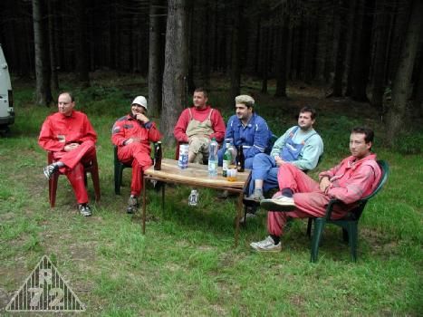 Téměř kompletní sestava pracovního týdne 2005 během pískování objektu. Uvnitř se opravdu nedalo nic dělat.
Zleva tedy Michal, Tomasič, 13ka, (ossack alias Mefi, Tomous a Kamil.
<br>(podotýkám, že (ossack se už za několik desítek minut rozhodně usmívat nebude, protože bude mít píchlé kolo u své bílé sršně)