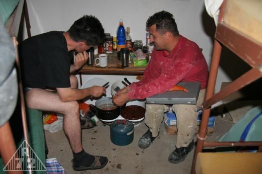 Po dlouhé době požírání paštik a konzerv všeho druhu jsme se rozhodli alespoň jednou něco drobného uvařit. Zde gulageová polévka. Původní jeden pytlík se díky ostatním zvrhl v pytlíky tři a plný hrnec. Díky absenci žen pak tento hrnec ležel v záhozu celý týden, než byl umyt při úklidu :)