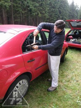 V podstatě už tradiční činnost na 72 - ta je tím už pověstná - dobývání se do vozu, ve kterém byly zabouchnuty klíče. Pokud to spočítám, tak je toto už páté auto, do kterého jsme se dostávali. Do některých pak i několikrát za sebou. Ovšem zde již muselo dojít na metodu nejdrsnější, neb servis oznámil, že nový typ Fordu Mondeo již nelze otevřít dráty ani ničím jiným a tak muselo nastoupit kladívko a hrubá síla...