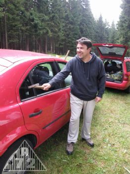Po zjištění, které okénko je nejlevnější, došlo k jeho odstranění - ovšem kdo by si myslel, že to půjde snadno, nestačil by se divit.