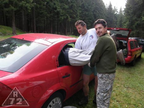 ... a za pomoci kamarádů pak vstoupit do vozu a vylovit z něj klíče.
