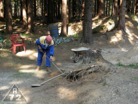 Po letech se nám podařilo zbavit se šikmého napolo vyvráceného smrku, který hyzdil prostor před levou kasematou. Mefi se s kolegy jal ihned odkopávat i pařez, ovšem sil už po týdnu mnoho nezbývalo a tak se podařilo obnažit jen část kořenového systému.