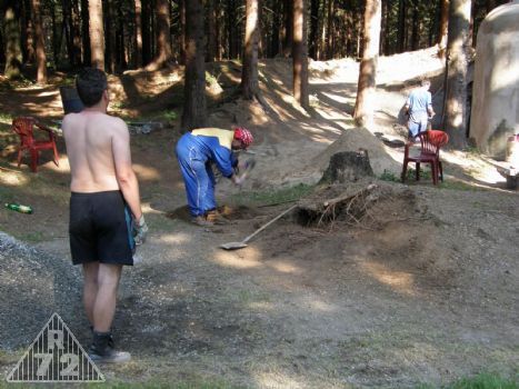 Práce s krumpáčem za přihlížení diváků.