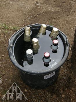 Každý zedník musí mít vždy k dispozici řádně vychlazené pivo. Voda ze studny 72 je pro tyto účely to nej.