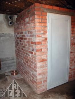 Příčky místnosti jsou již téměř dokončeny. Ještě spárování a korek.