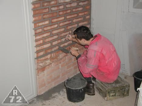 Všemi oblíbené spárování. Na spárování ještě čeká celé týlové patro.