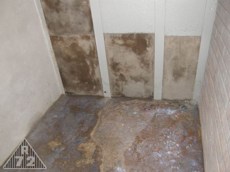 Podlaha v místnosti telegrafistů po natření penetrační látkou před samotnou betonáží. Původní podlaha resp. její potěr vzaly za své při explozi o patro níže v místnosti G).