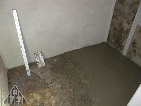 Betonování podlahy v místnosti telefonistů.