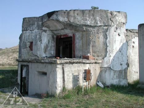 Cvičný objekt EC pro zbraně X a Y (kanón 8cm a 10 cm houfnice), byl na střelnici v Hlbokém (Slovensko) postaven v roce 1937 ve vzdálenosti 2975 m od nulového bodu. V tomto objektu byla testována i podvěsná dráha pro výměnu a dopravu hlavní.