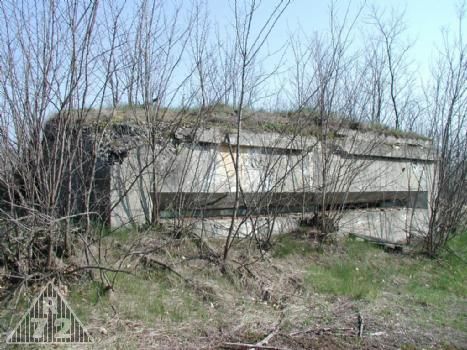 Objekt pozorovatelny na střelnici v Hlbokém. Postavena byla v roce 1932 ve vzdálenosti 14 km od nulového bodu. Na cílové ploše "C"