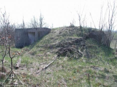Objekt pozorovatelny na střelnici v Hlbokém. Postavena byla v roce 1932 ve vzdálenosti 14 km od nulového bodu. Na cílové ploše "C"