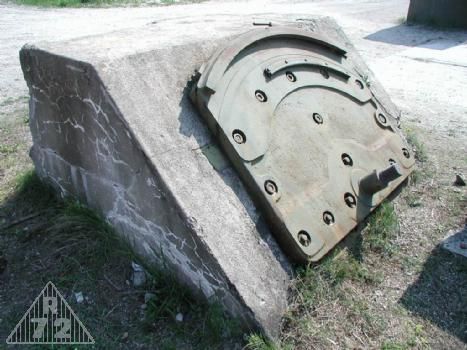 Betonový podstavec pro testování zbraně G (9cm minomet). Vybudován byl v roce 1936 nedaleko od nulového bodu.