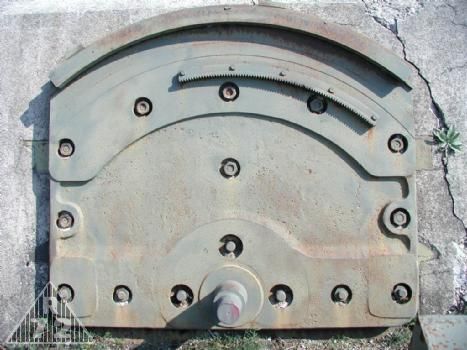 Detail spodního dílu lafety pro zbraň G (9cm minomet). Tato část měla výrobní čislo 2. První kus byl umístěn v objektu CE. Na tento díl se upevňoval horní díl lafety, který nesl samotnou zbraň.