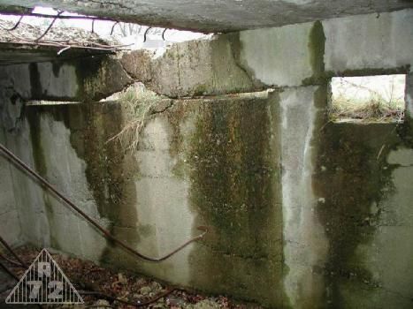 Střelnice v Hlbokém - vnitřní prostor krytu - pohled na pozorovací štěrbinu vlevo a větší pozorovací otvor vpravo. Vybudovaný ve vzdálenosti 6400m od nulového bodu.