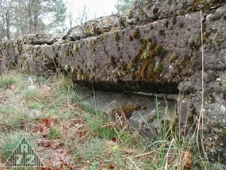 Střelnice v Hlbokém - kryt s pozorovatelnou - pohled na pozorovací štěrbinu.
Vybudovaný ve vzdálenosti 6400m od nulového bodu.