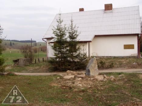 Bývalá celnice v Orlickém Záhoří. Vlevo zbytek uzávěry. Ve středu fotky základní kámen nového mostu a příjezdové komunikace vznikajícího hraničního přechodu.