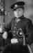 Vojín jezdectva v soukromém stejnokroji 1930-1939, který si mohl voják pořídit na vlastní náklady. Šavle je pravděpodovně majetkem fotoateliéru. K nošení mužstvem nebyla určena.