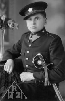 Vojín jezdectva v soukromém stejnokroji 1930-1939, který si mohl voják pořídit na vlastní náklady. Šavle je pravděpodovně majetkem fotoateliéru. K nošení mužstvem nebyla určena.
