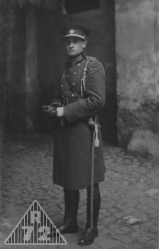Budoucí důstojník četnictva, zde ještě jako poručík pěchoty, pan Mann. Stejnokroj je v provedení do roku 1930. Jedná se o zimní služební variantu. Dle služebního závěsu je dozorčím důstojníkem útvaru.