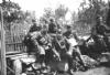 Cvičení jízdního útvaru. V popředí v polní čapce rotmistr ve stejnokroji do roku 1936 se starším typem plynové masky. Voják vedle něj má zajímavě umístěn mapník pod řemením.