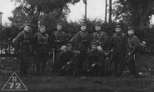 Skupina četníků na vojenském cvičení v armádních stejnokrojích, polovina 30-tých let. Čtvrtý zleva stojící rotný je budoucí četnický důstojník pan Gajdošík.
