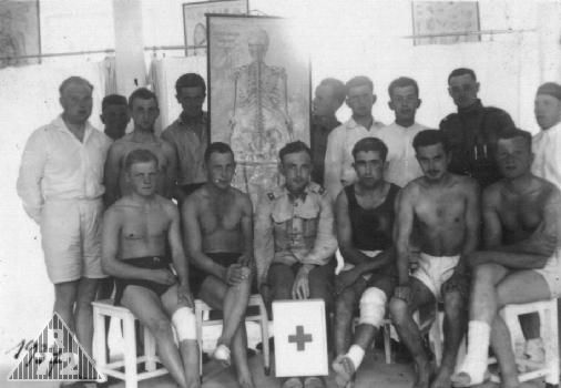 1937 - Ošetřovna děl. pl. 7. Svobodník uprostřed má letní stejnokroj. Barva blůzy je již notně vybledlá.