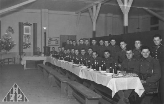 1937 - Štědrý večer - Olomouc. V popředí se služebním závěsem dozorčí jednotky.