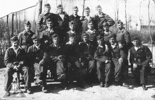 1938 - Příslušníci čs. armády v pracovních uniformách. Na fotografii je i část bývalé ženijní čety 19. HP, kteří byli po zrušení 19. HP přesunutí do Perečína.