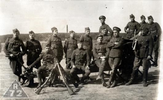 1. polovina 20-tých let - část vojáků na fotografii má ještě americké uniformy.