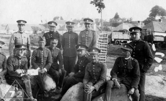 Fotografie skupiny důstojníků ve 30-tých letech - zajímává je brigadýrka důstojníka sedícího vpravo