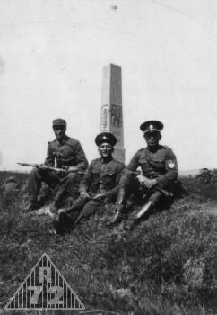 Financi s maďarským příslušníkem ochrany hranic při setkání ještě poklidném. 1937