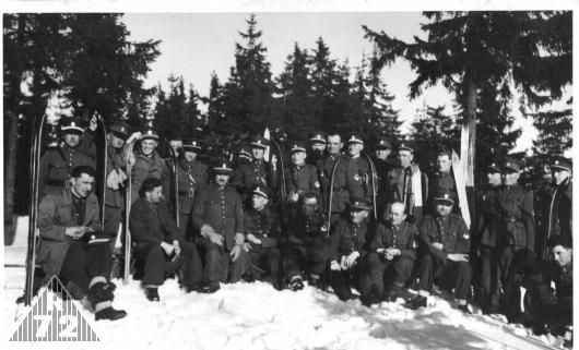 Skupina finančníků při lyžařském výcviku, tak nezbytném při jejich náročné službě. 1930-1938
