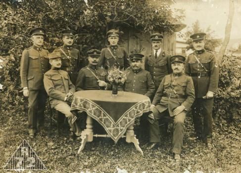 Stanice finanční stráže poč. 20. let. Zajímavostí je vlevo sedící příslušník služby celní.