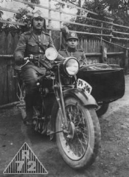 Četnická hlídka na služebním sidekaru. Motocykl je vybaven přídavným světlometem. Počátek 30-tých let.